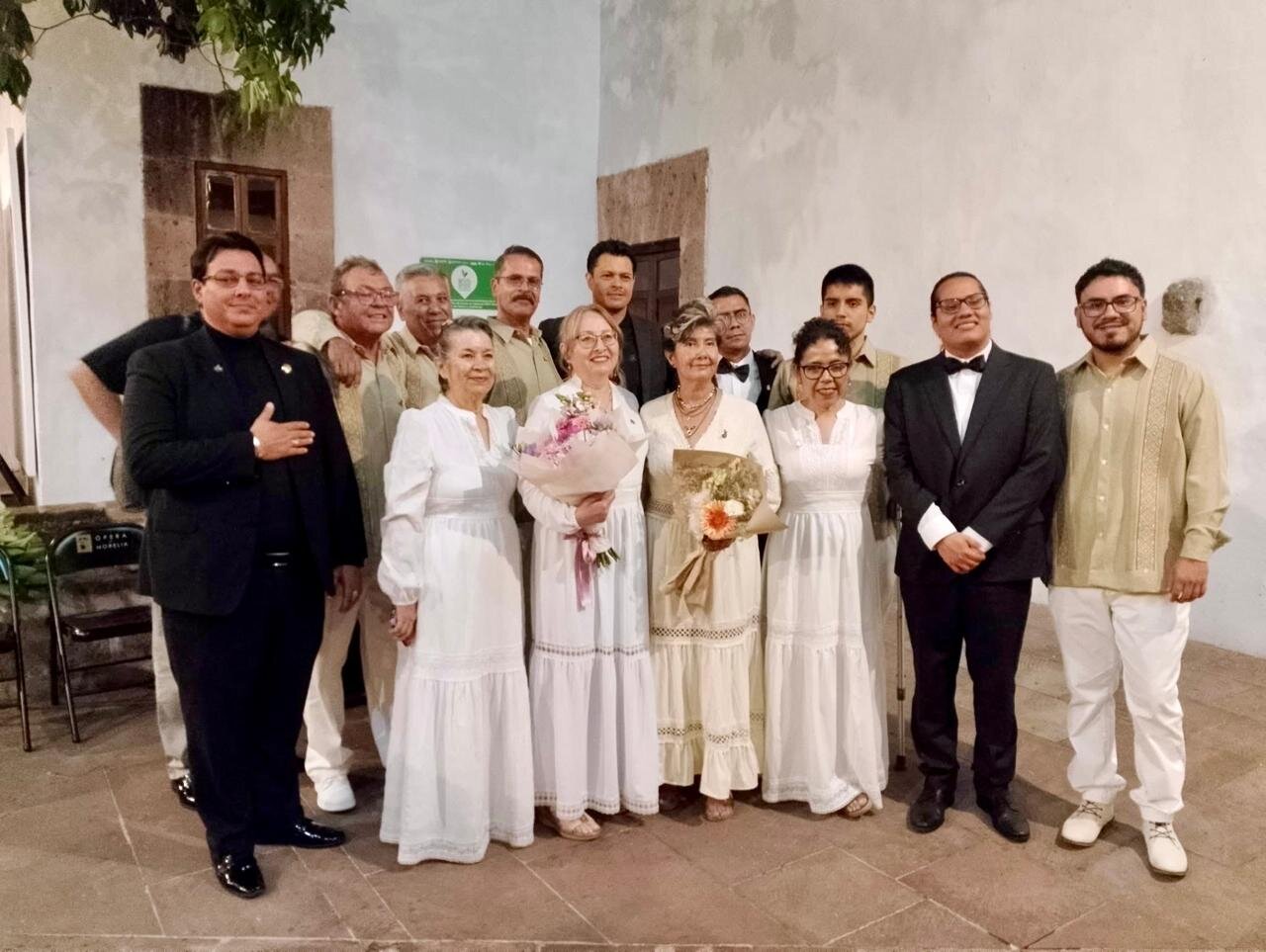 Cierre emocional con homenaje y flores