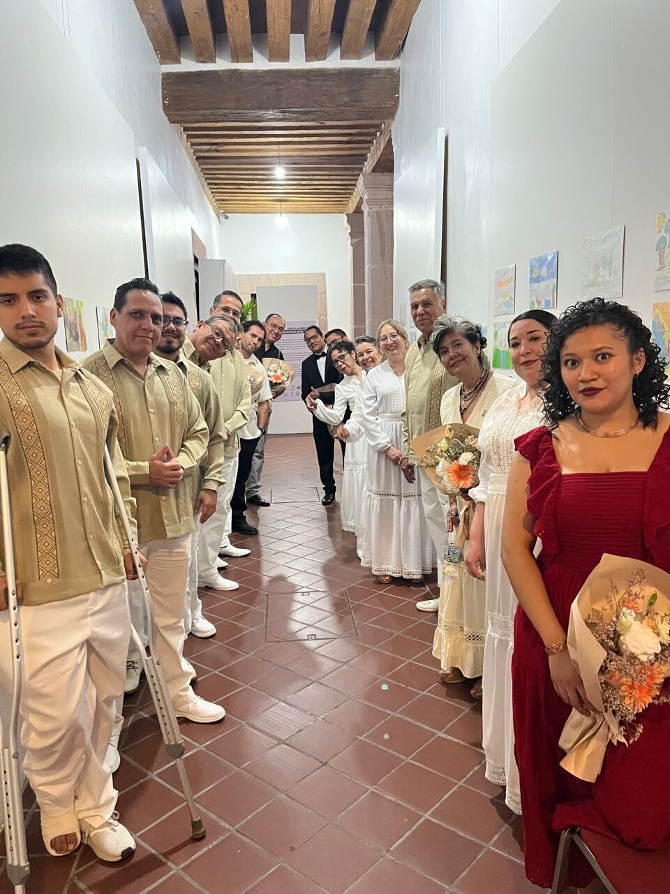 El elenco caminando por el corredor del museo antes de entrar a escena