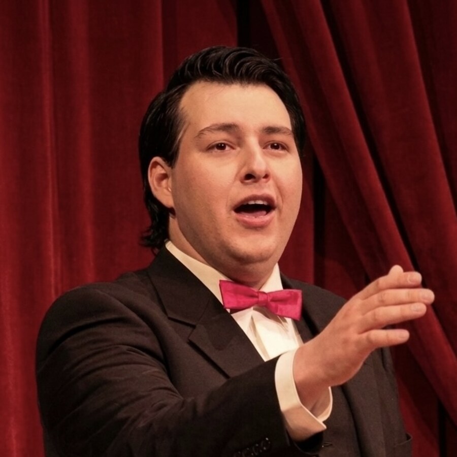 Enrique Mejía — Tenor (Anselmo y Fray Anselmo) en La Mulata de Córdoba