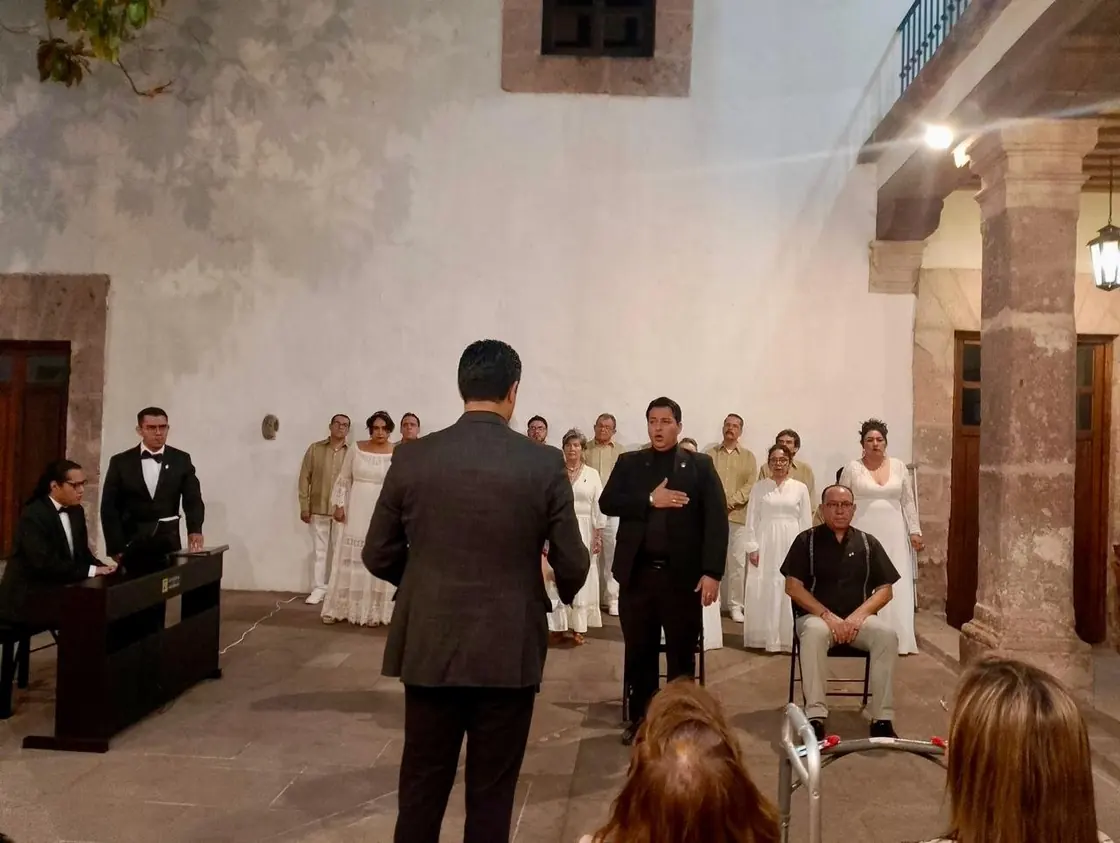 El coro bajo la dirección de Omar Nieto